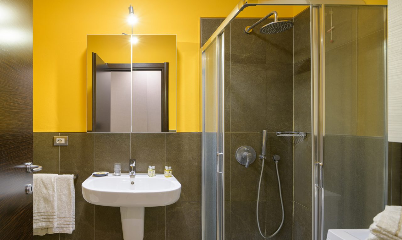 ll bagno degli appartamenti di Residenza Porta Volta a Milano ha doccia e lavatrice